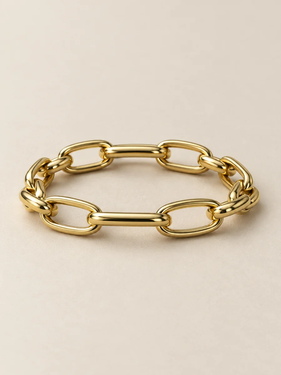 Pulseira dourada de elos alongados em fundo bege
