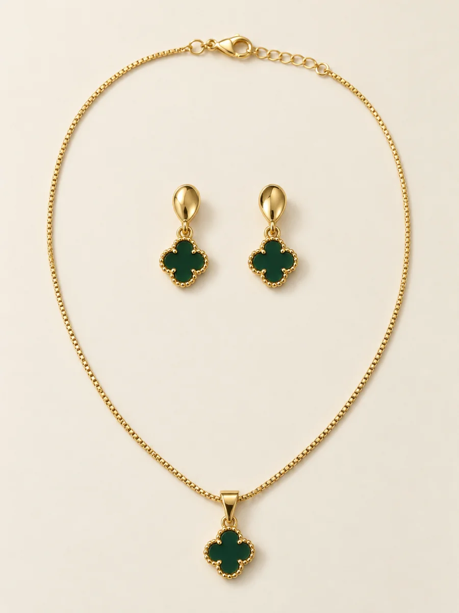 Conjunto trevo verde — foto em fundo bege