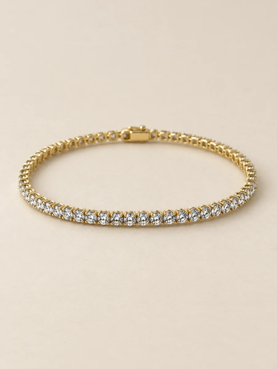 Pulseira riviera banhada a ouro 18k com pedras claras em fundo bege