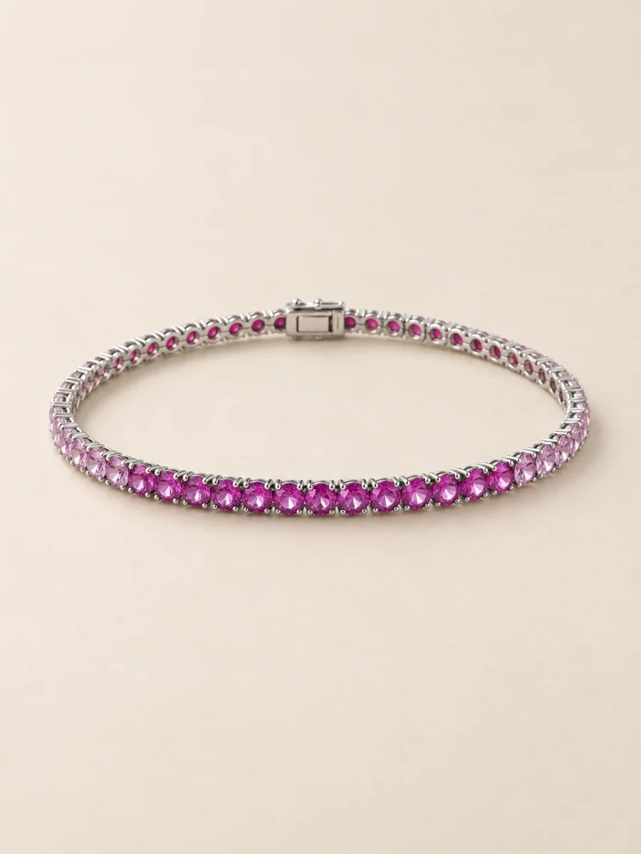 Pulseira riviera em ouro branco com pedras rosas em fundo bege