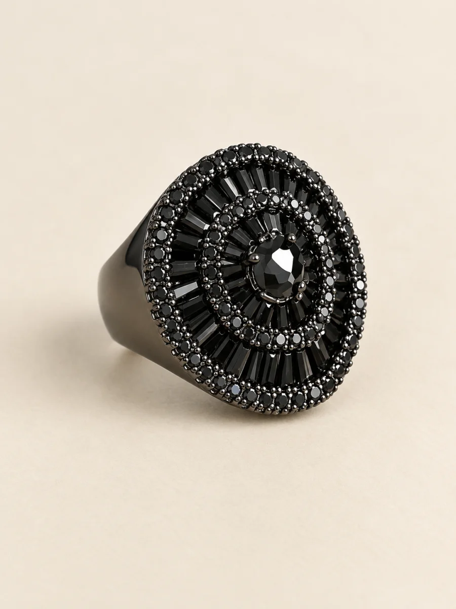 Anel de rodio negro oval com pedras pretas sobre fundo bege