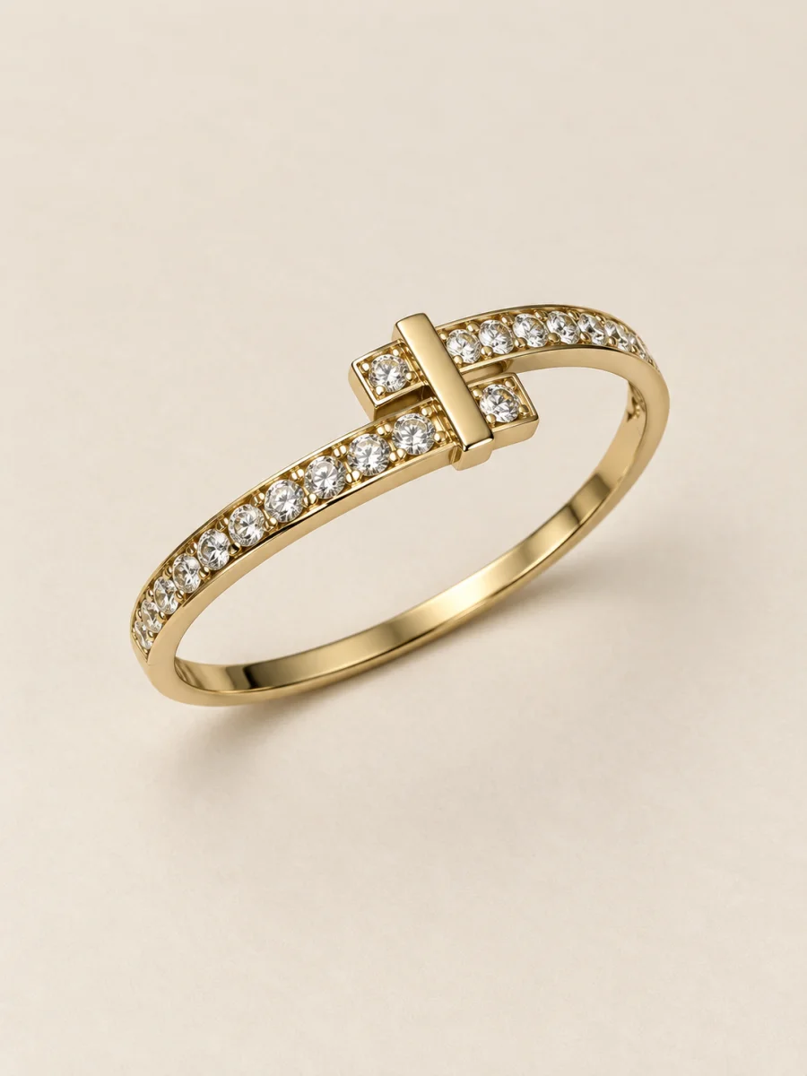 Pulseira banhada a ouro 18k com fecho em T e pedras claras em fundo bege