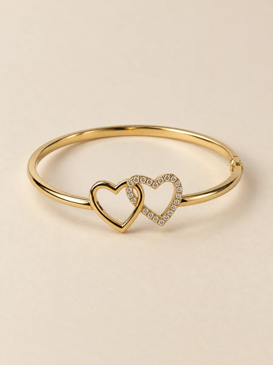 Pulseira banhada a ouro 18k com corações em fundo bege