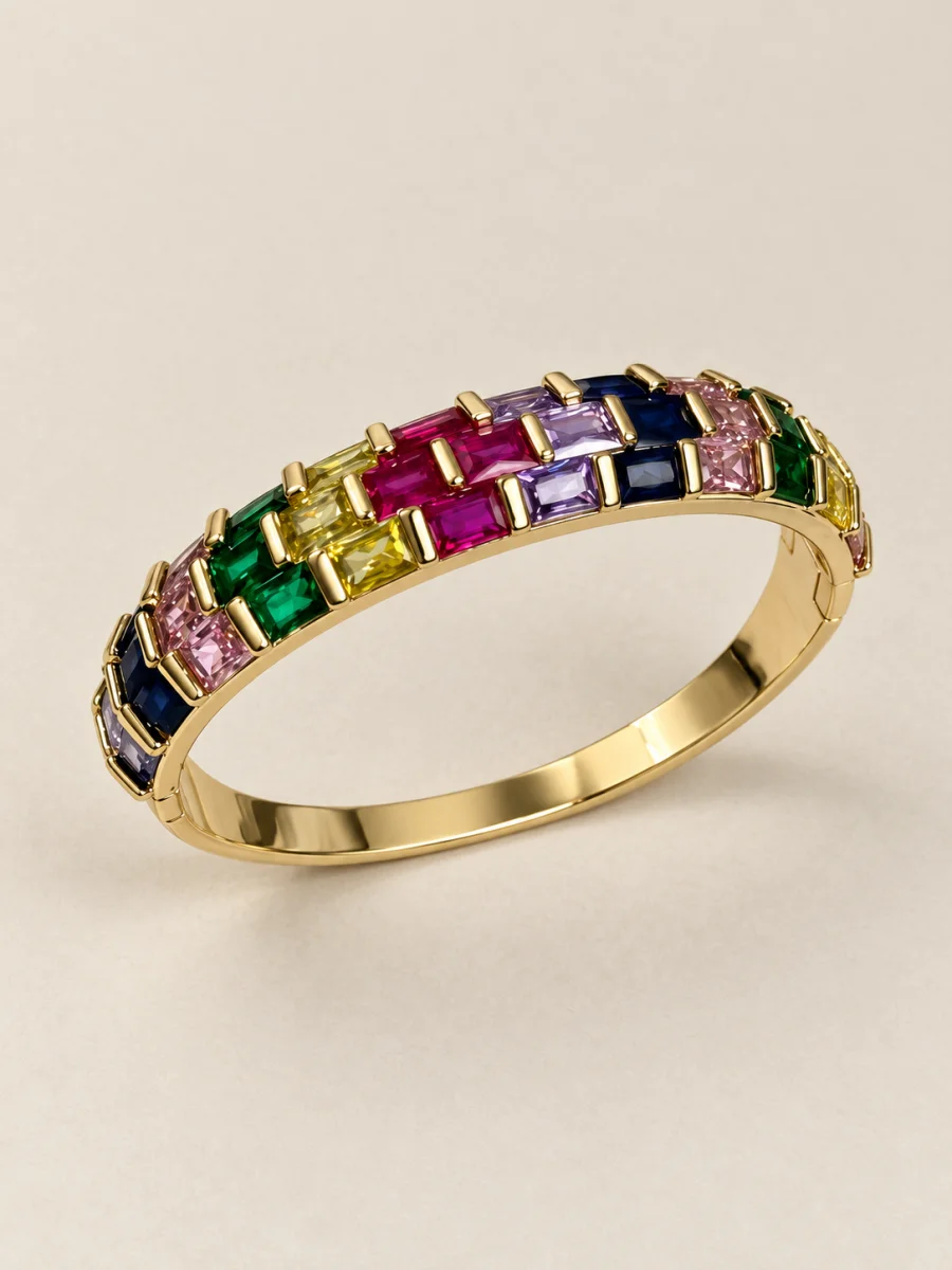 Pulseira banhada a ouro 18k com pedras coloridas em fundo bege