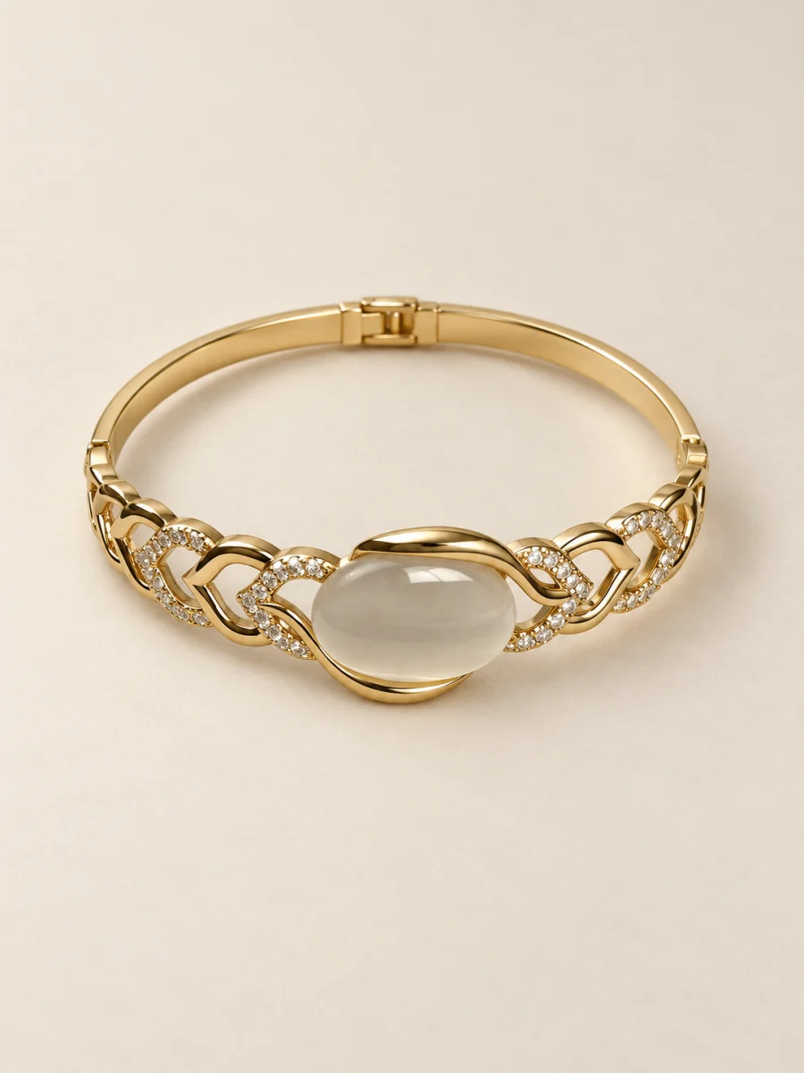 Pulseira banhada a ouro 18k com pedra clara oval em fundo bege