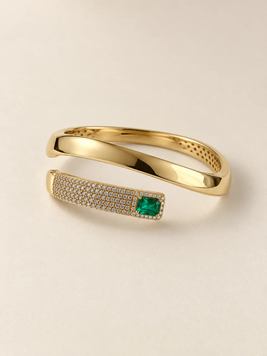 Pulseira banhada a ouro 18k com pedra verde em fundo bege