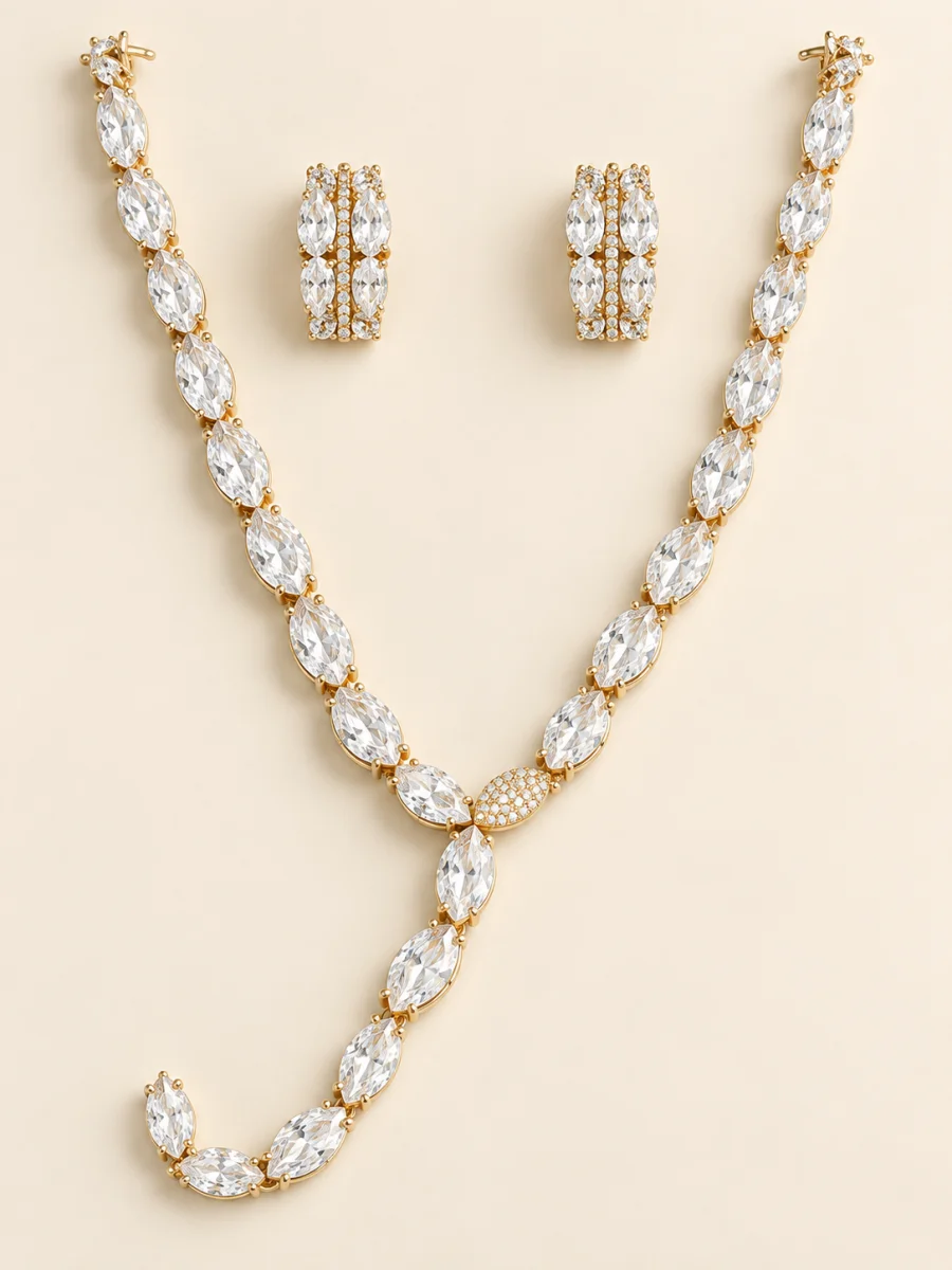 Conjunto dourado de pedras ovais claras em fundo bege