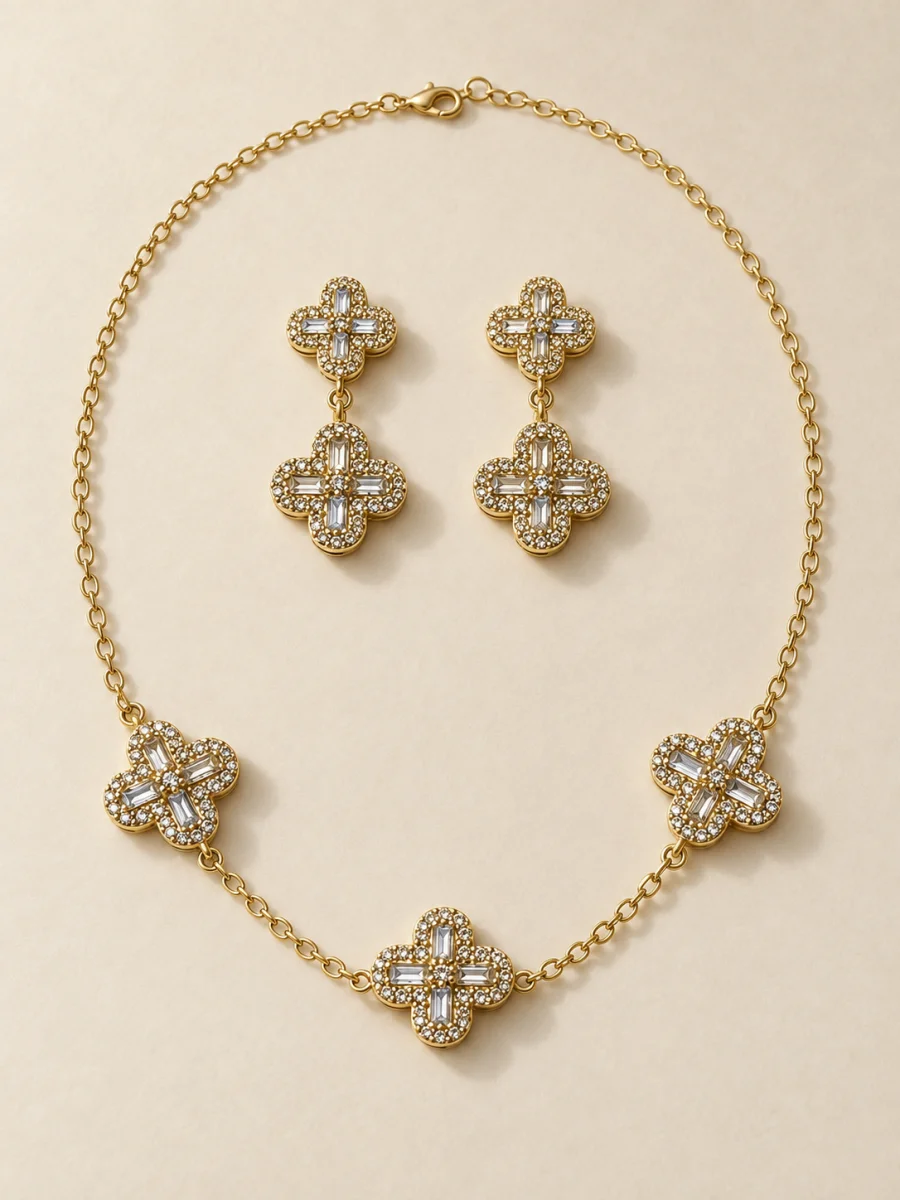 Conjunto dourado de flores com pedras claras em fundo bege