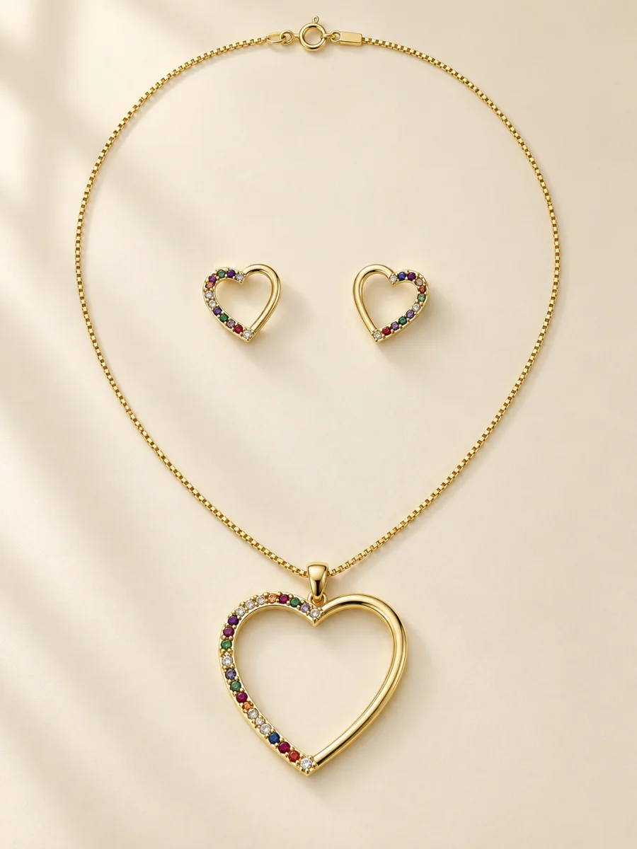 Conjunto dourado de corações com pedras coloridas em fundo bege