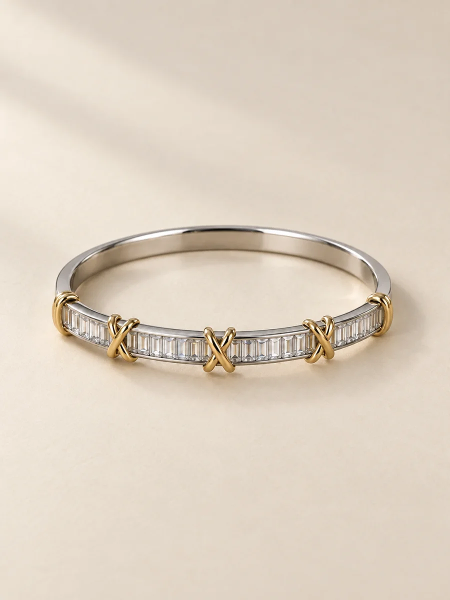 Bracelete bicolor sobre fundo bege · formato 3:4