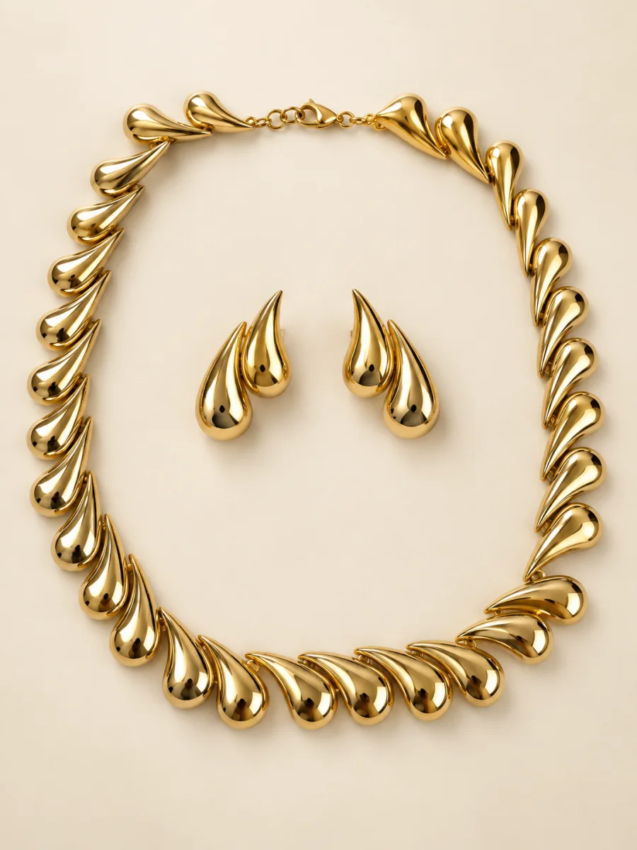 Conjunto dourado de gotas em fundo bege