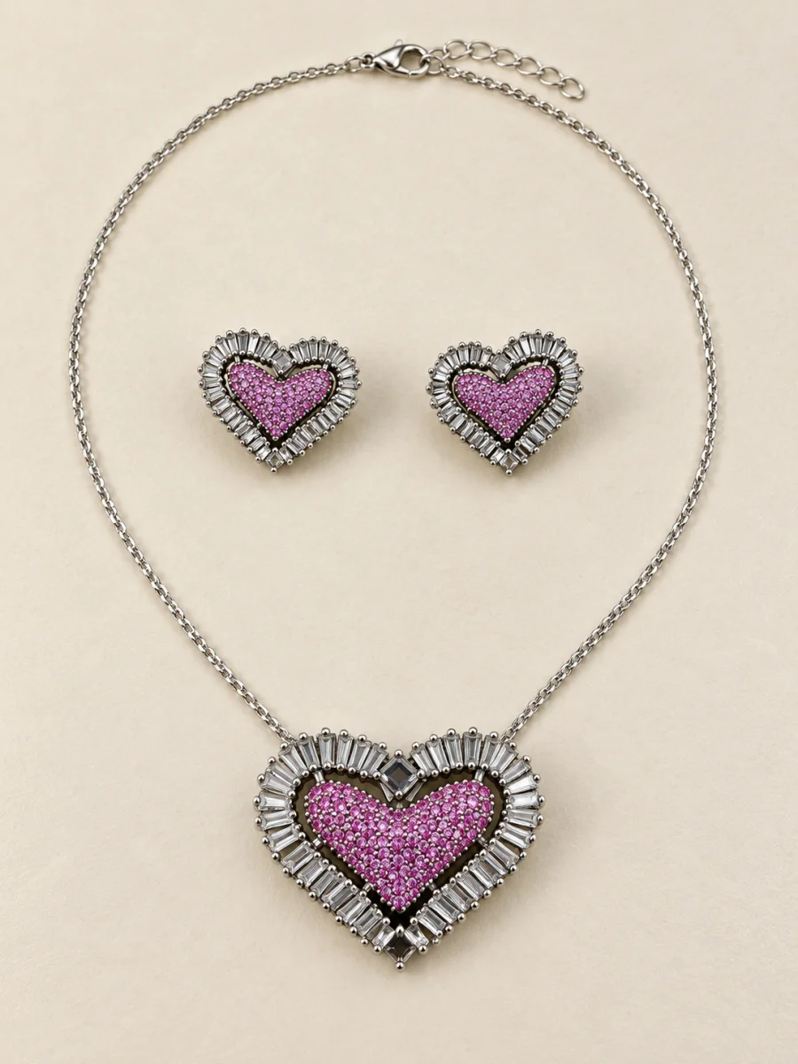 Conjunto prateado de corações rosa em fundo bege