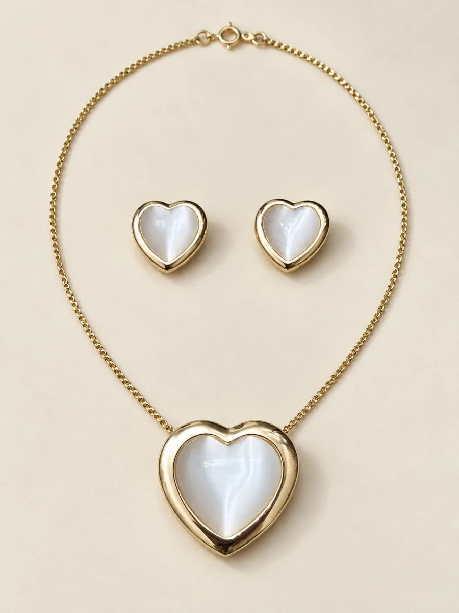 Conjunto dourado de corações perolados em fundo bege
