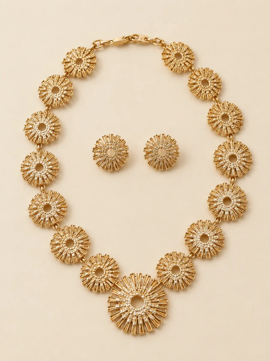 Conjunto dourado floral com colar e brincos em fundo bege
