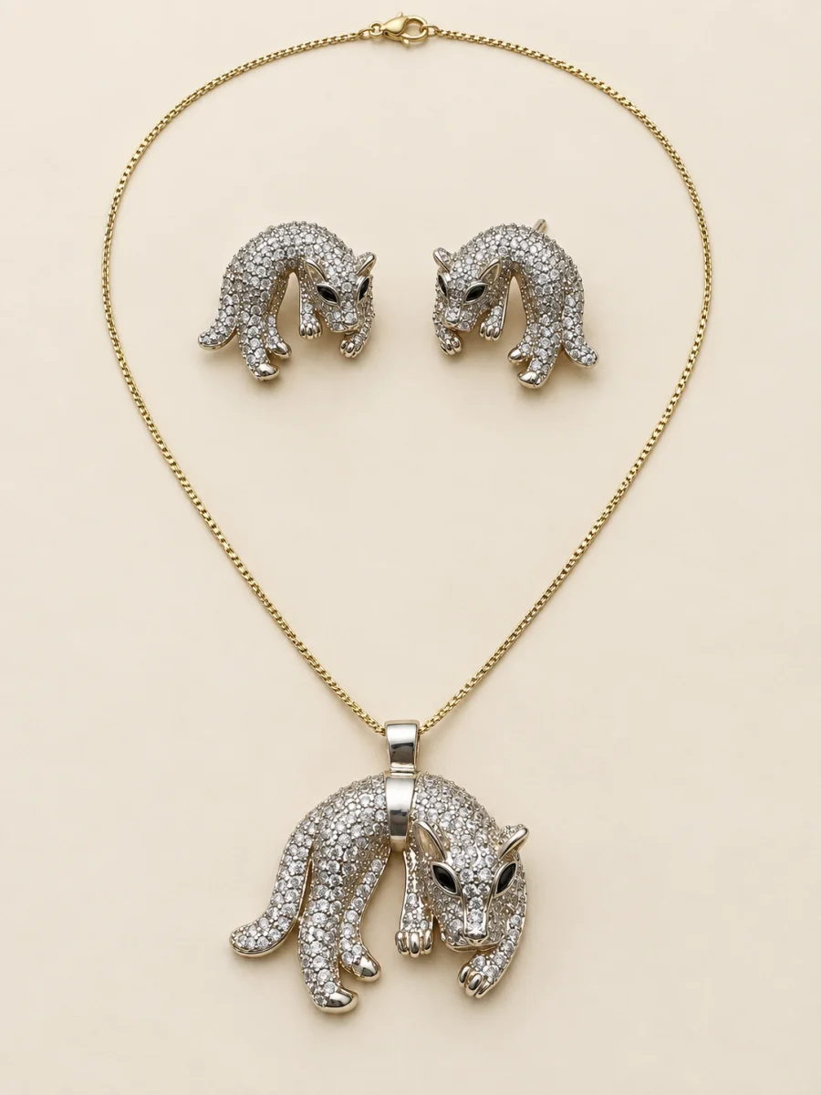 Conjunto de felinos cravejados em fundo bege