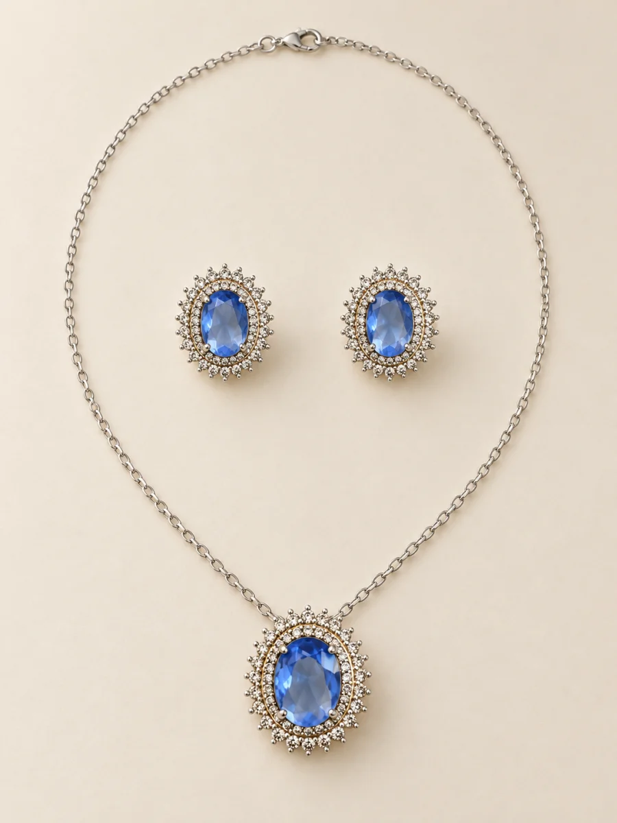 Conjunto prateado de pedras azuis em fundo bege