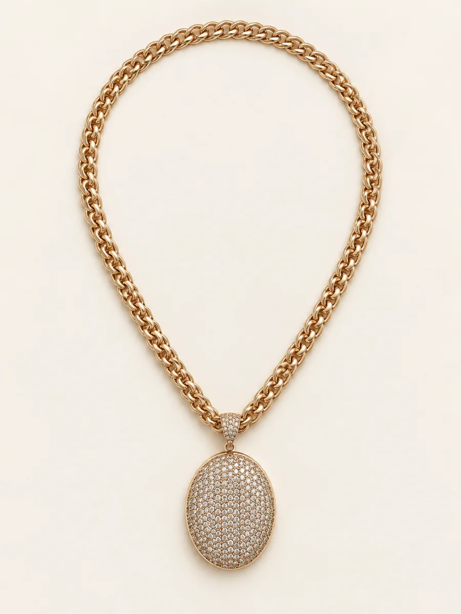 Colar de elos largos com pingente oval em fundo bege.