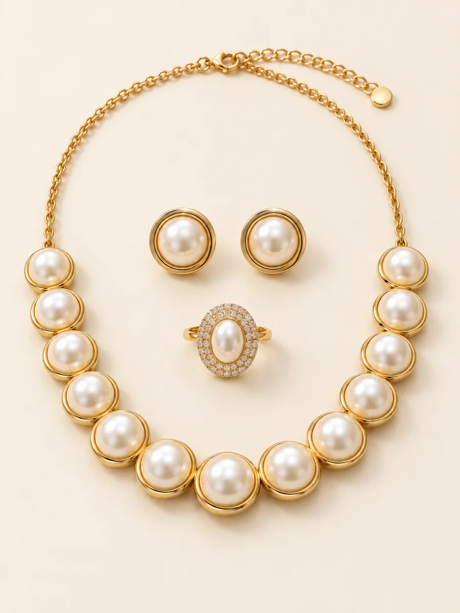Conjunto dourado com pérolas em fundo bege