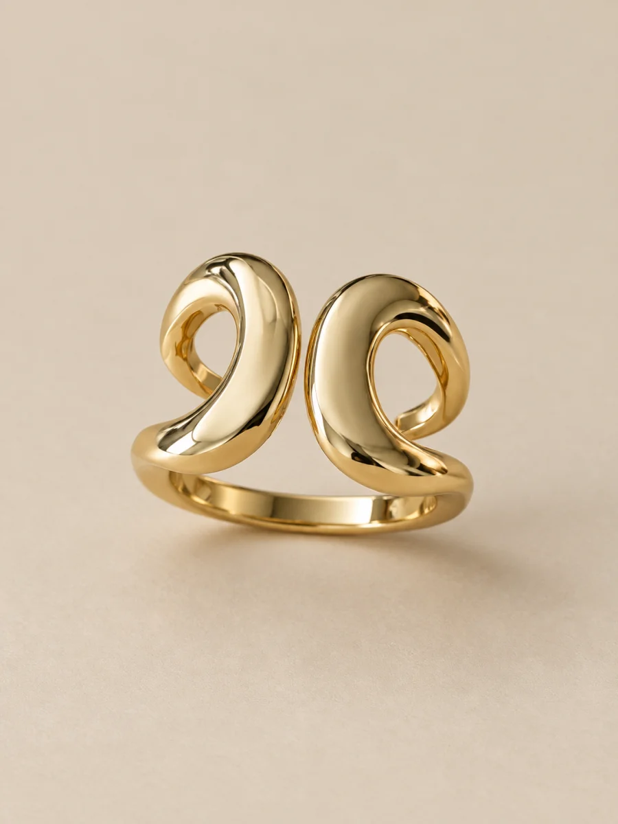 Anel dourado de curvas entrelaçadas — fundo bege