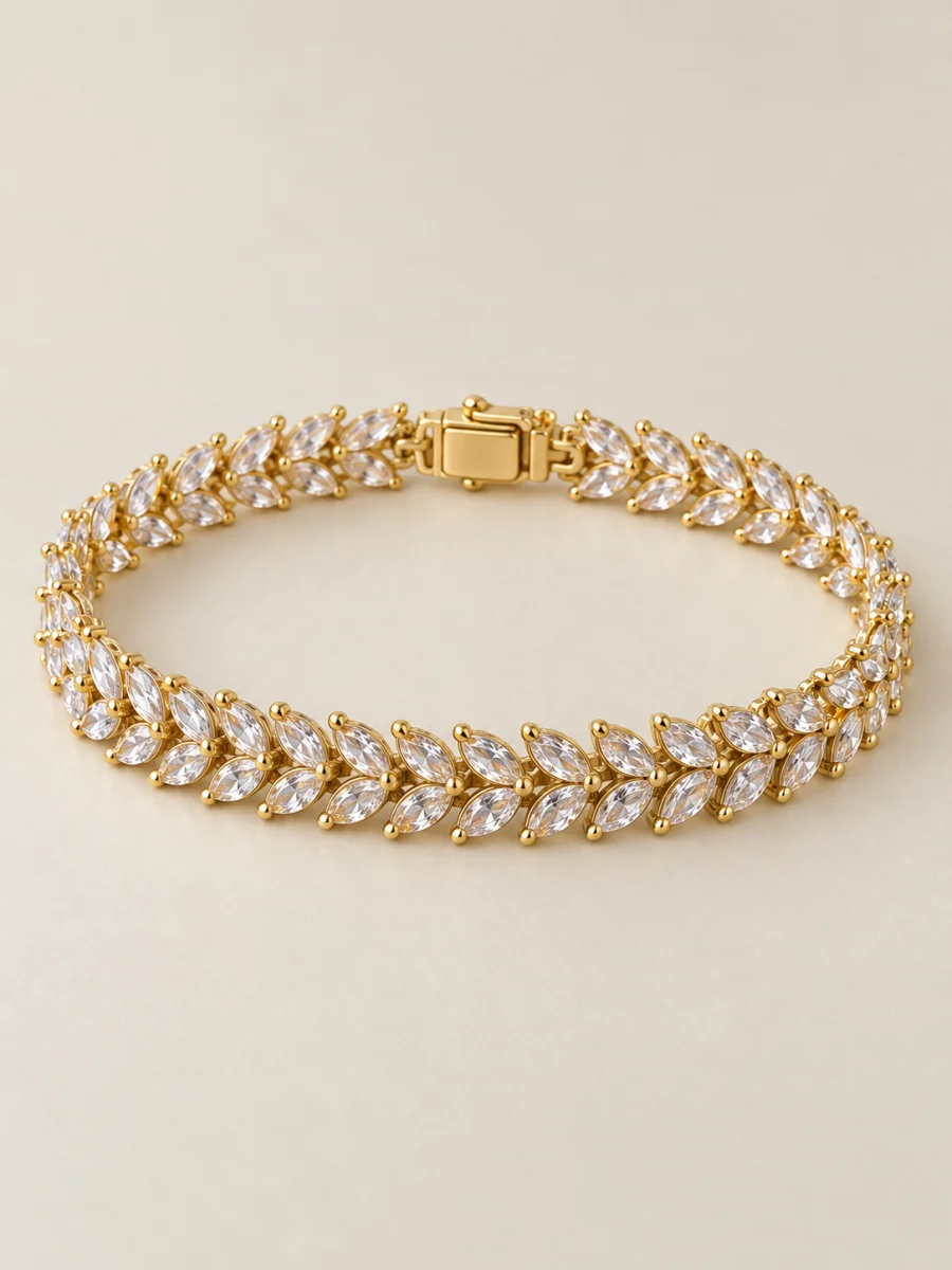 Pulseira de pedras alongadas em fundo bege