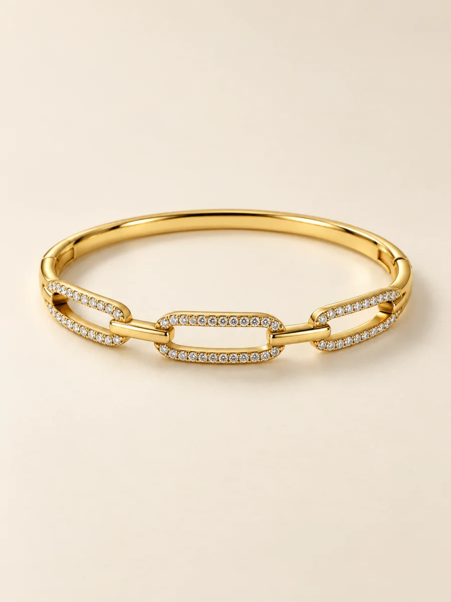 Bracelete de elos ovais em fundo bege
