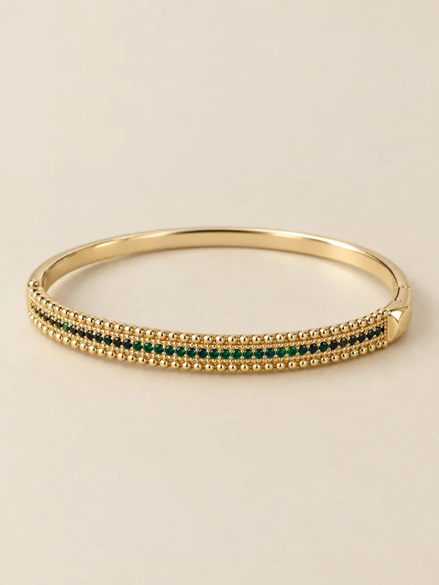 Bracelete de pedras verdes e pretas em fundo bege