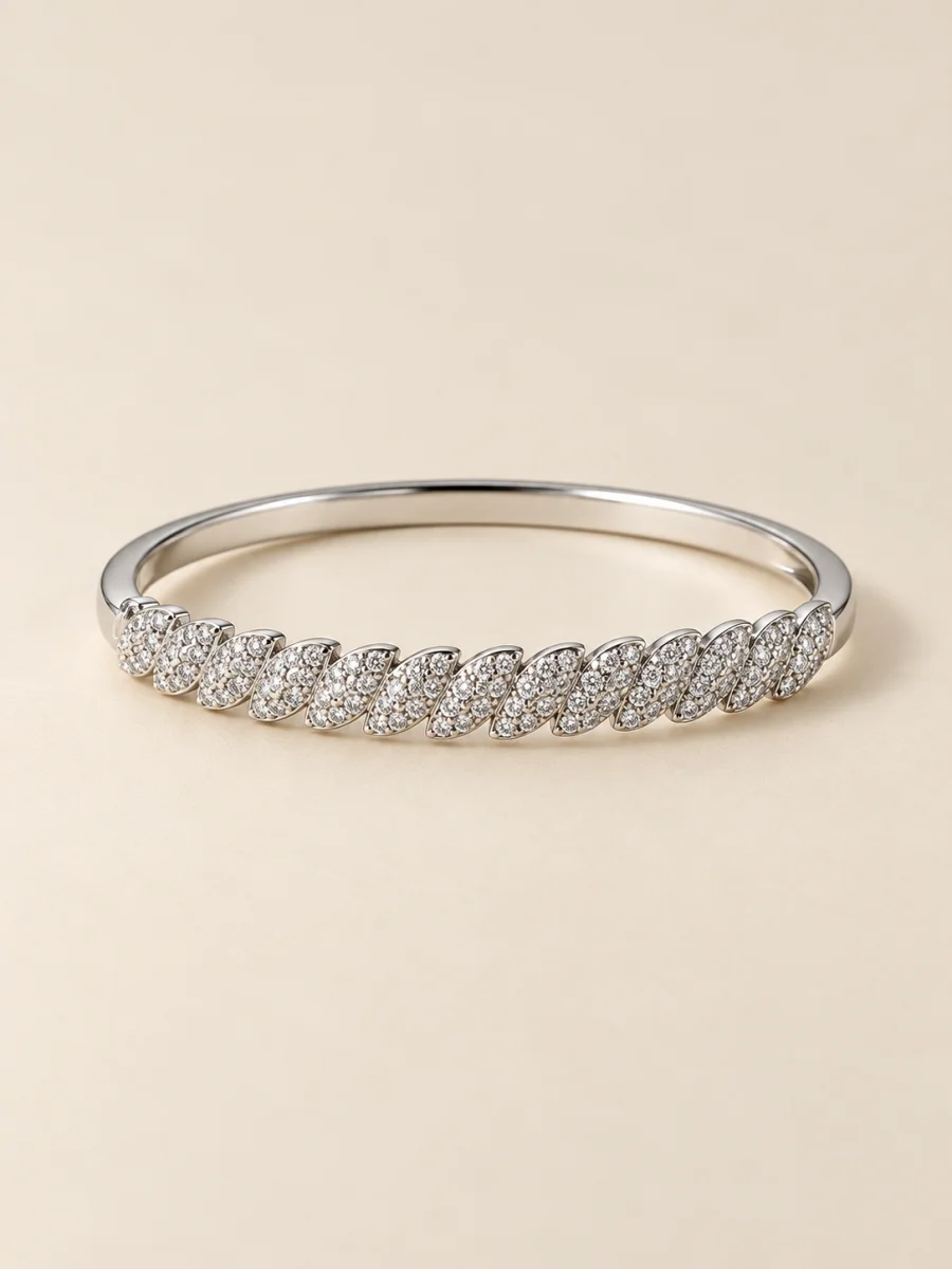 Bracelete de folhas cravejadas em fundo bege