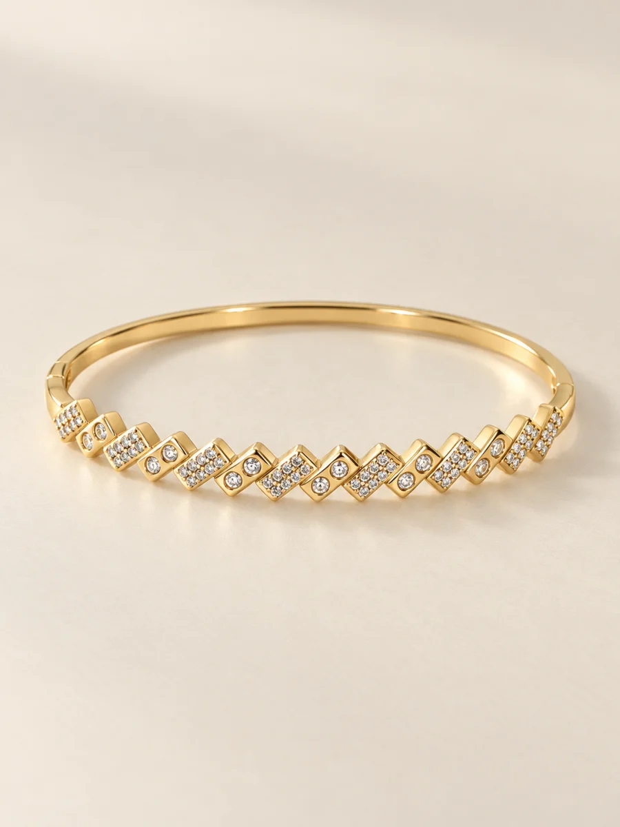Bracelete geométrico em fundo bege
