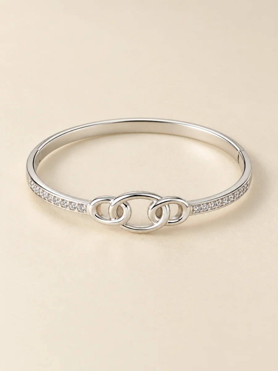 Pulseira prateada de elos em fundo bege