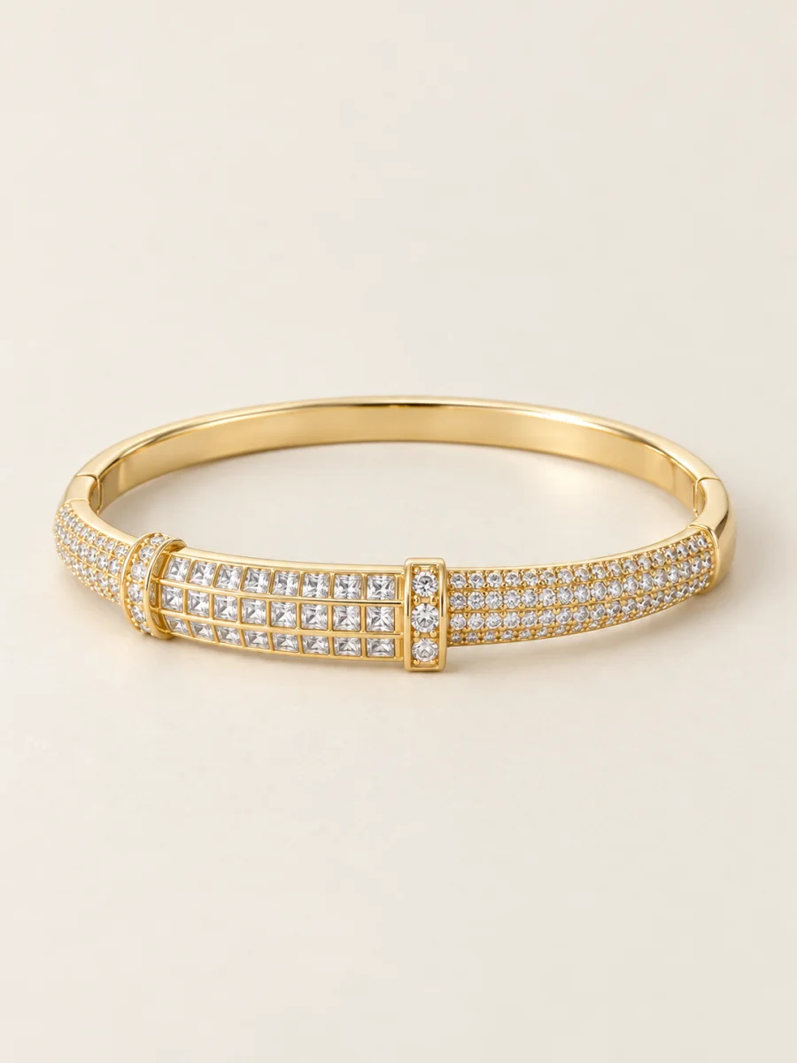 Bracelete com pedras quadradas em fundo bege
