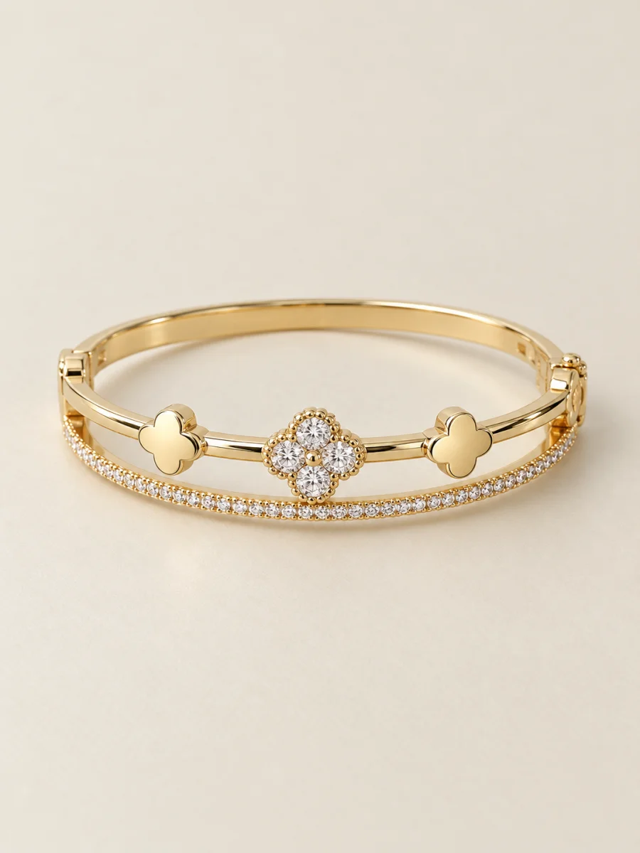 Bracelete com trevos em fundo bege