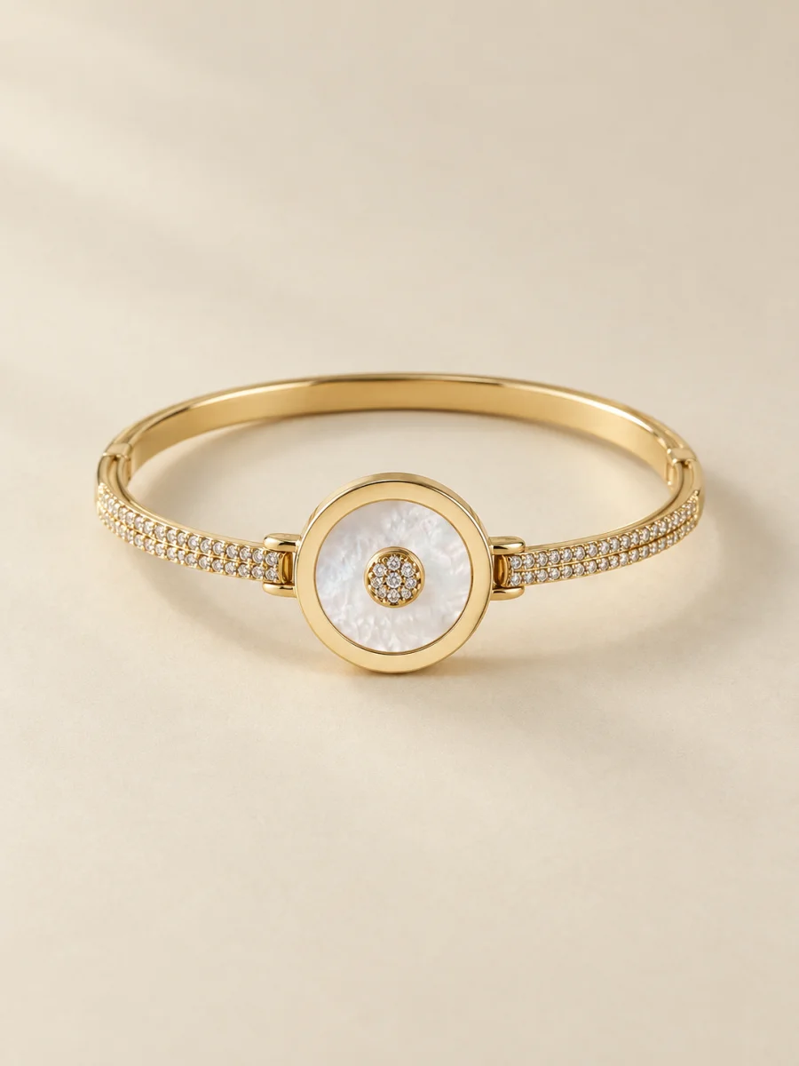 Bracelete com madrepérola em fundo bege
