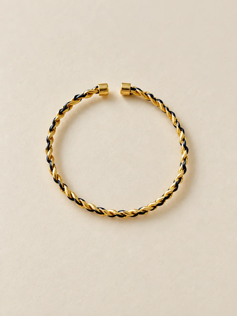 Pulseira infantil trançada em fundo bege