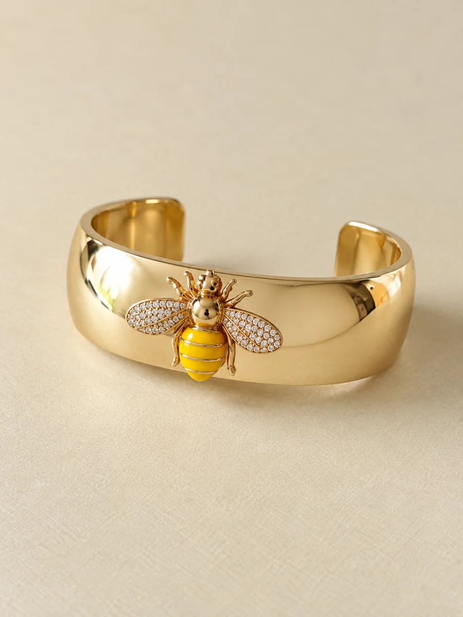 Bracelete com abelha — foto em fundo bege
