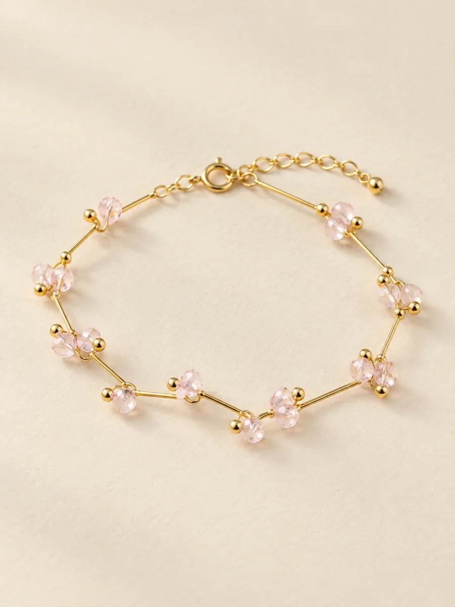 Pulseira com pequenas flores rosas — foto em fundo bege