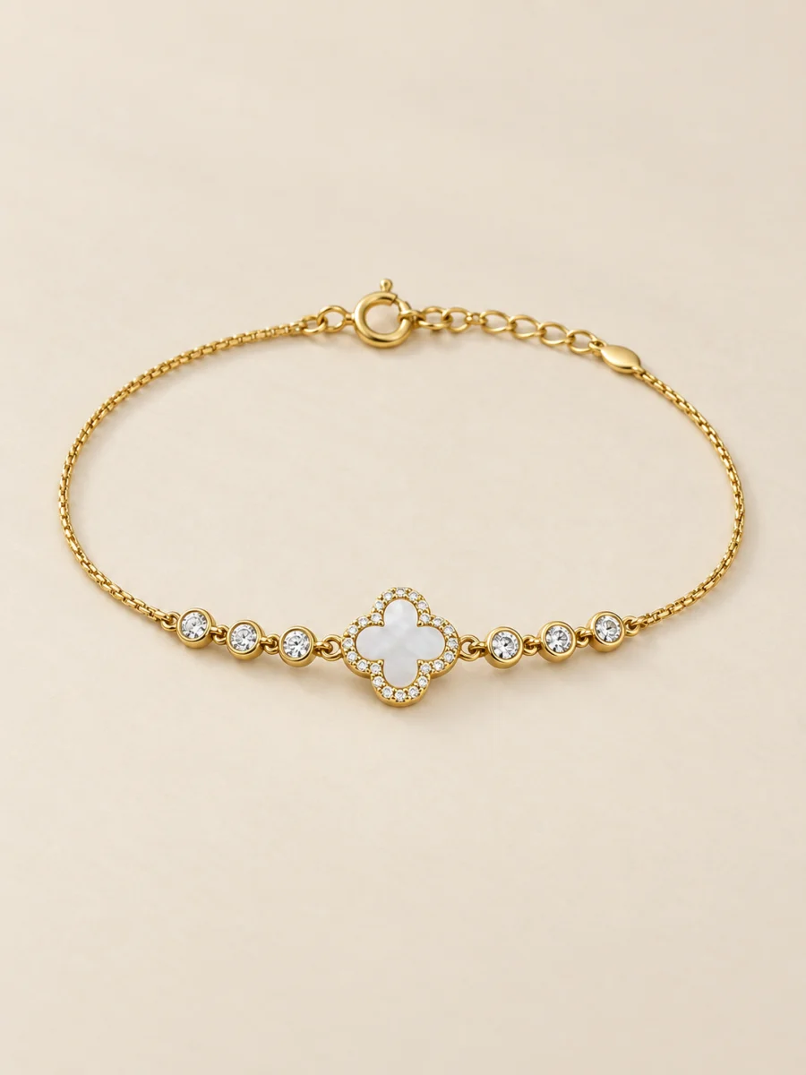 Pulseira com trevo branco — foto em fundo bege