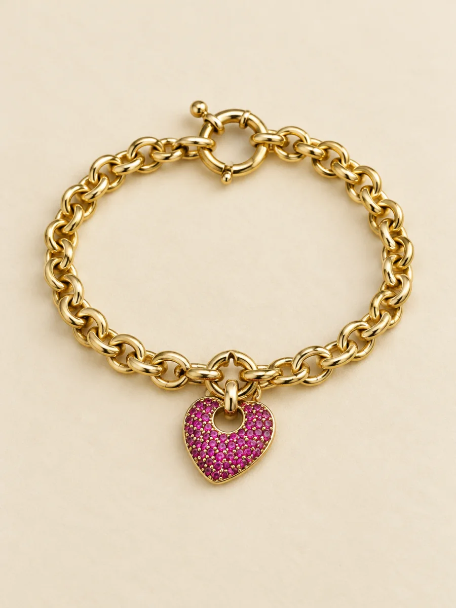 Pulseira com coração rosa — foto em fundo bege
