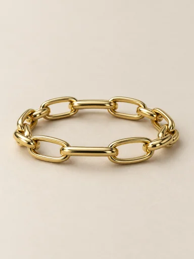 Pulseira dourada de elos alongados em fundo bege