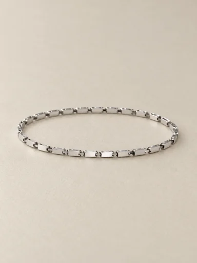 Pulseira de elos retangulares em banho branco sobre fundo bege