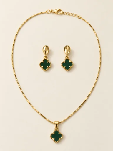 Conjunto trevo verde — foto em fundo bege