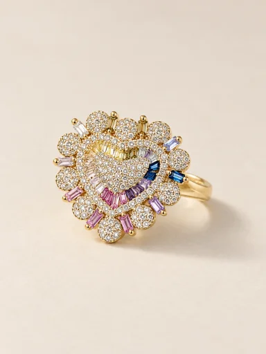 Anel dourado floral com pedras coloridas em fundo bege