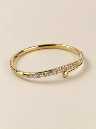 Pulseira banhada a ouro 18k com pedras claras em fundo bege