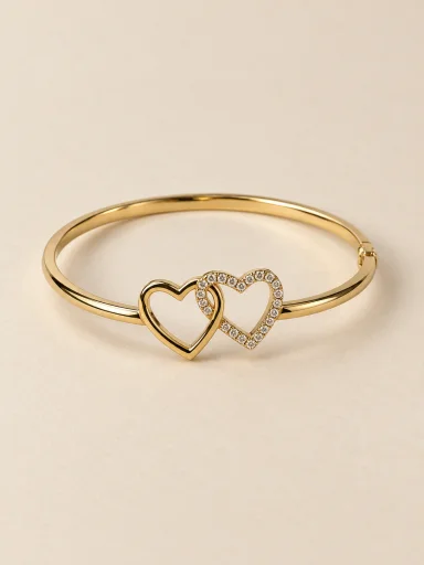 Pulseira banhada a ouro 18k com corações em fundo bege