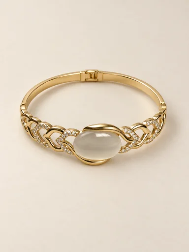 Pulseira banhada a ouro 18k com pedra clara oval em fundo bege