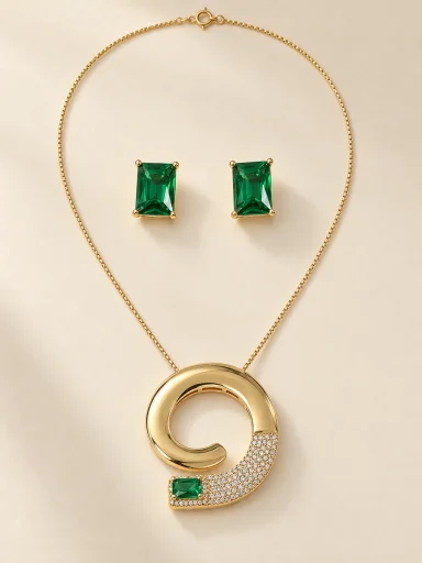 Conjunto dourado de pedras verdes em fundo bege