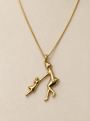 Colar dourado com silhueta de mãe e filha de mãos dadas sobre fundo bege