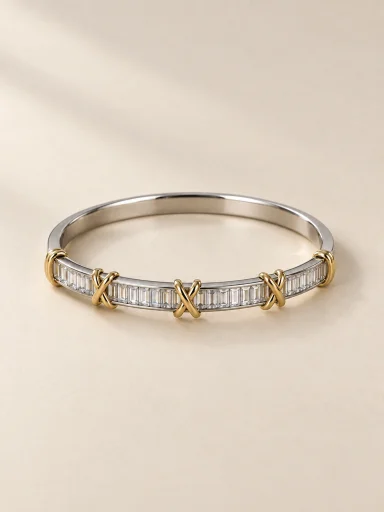 Bracelete bicolor sobre fundo bege · formato 3:4