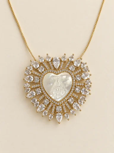 Colar dourado de coração em madrepérola com Nossa Senhora e halo de pedras claras, fundo bege