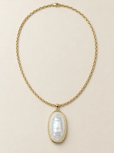 Colar dourado com pingente oval perolado em fundo bege