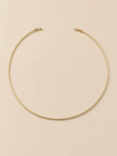 Colar rígido dourado fino e minimalista sobre fundo bege claro.